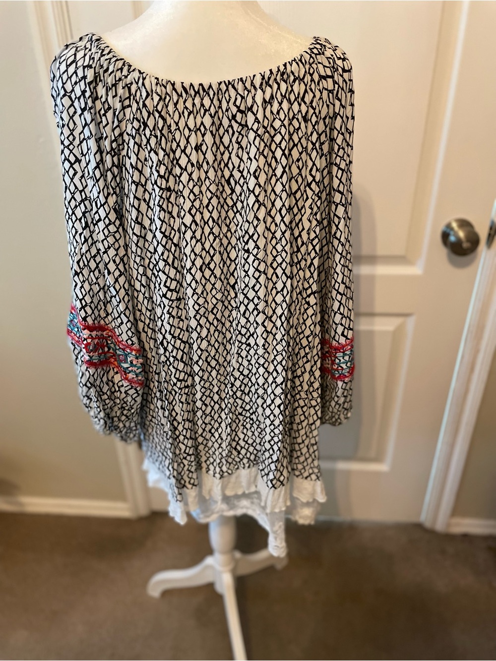 CALESSA Embroidered White Tunic with Multicolor Floral Detail - Picture 9 of 15